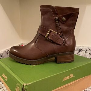 Women’s size 9.5 “Earth” - Drumlin Ankle Boot